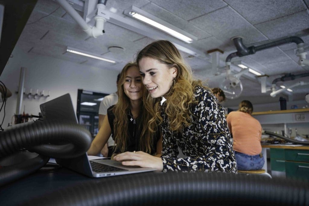 Elever sidder foran computer